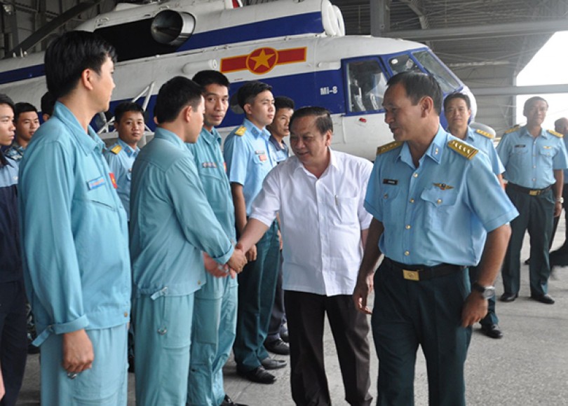 Đồng chí Bí thư Thành ủy thăm, chúc mừng Trung đoàn Không quân 917