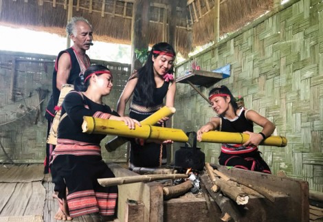 ពិ​​ធី​​អំ​ណរ​ស្រូវ​ថ្មី​របស់​ជន​ជាតិ​សើ-​ដាំង