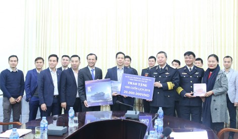 Ủy ban Nhà nước về người Việt Nam ở nước ngoài thăm, tặng quà bộ đội Hải quân