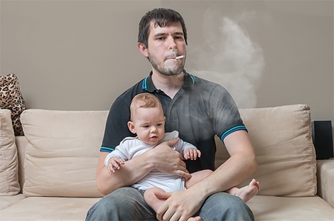 Thói quen xấu của cha mẹ gây hại sức khỏe và cuộc sống của con cái
