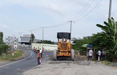 Triển khai thảm bê tông nhựa mặt quốc lộ 91