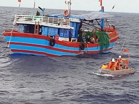 Cứu 10 thuyền viên người nước ngoài gặp nạn trên vùng biển Côn Đảo
