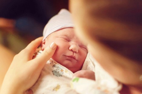 Vuốt ve giúp trẻ sơ sinh giảm đau