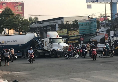 Va chạm xe bồn, một người bị thương