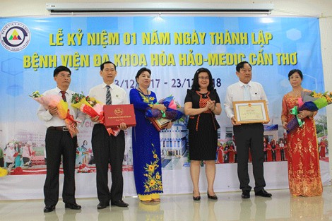 Bệnh viện Đa khoa Hòa Hảo nhận Bằng khen về công tác an sinh xã hội