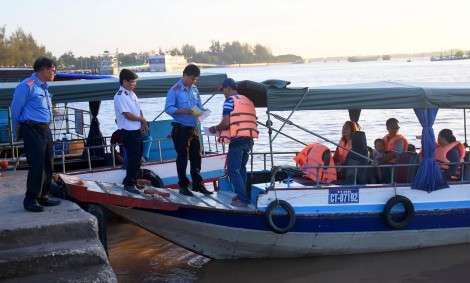 Đảm bảo trật tự, an toàn giao thông

vận tải hành khách đường thủy nội địa dịp Tết