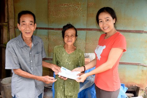 Trao tiền từ thiện