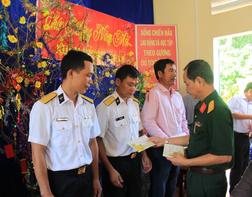 Đoàn đại biểu các tỉnh, thành phía Nam thăm đảo Hòn Đốc