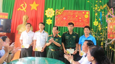 Tiếp tục hành trình chúc Tết cán bộ, chiến sĩ vùng biển Tây Nam ở quần đảo Nam Du