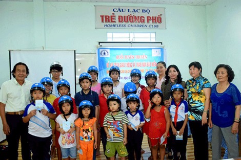Tuyên truyền Luật Giao thông đường bộ và tặng mũ bảo hiểm 
