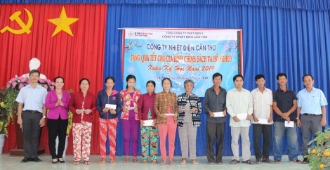 Tặng 150 phần quà trị giá 75 triệu đồng cho gia đình chính sách, hộ nghèo tại quận Ô Môn và Bình Thủy
