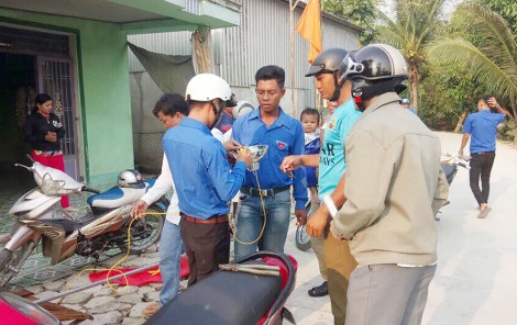 Đoàn viên thanh niên Đông Thắng
góp phần đảm bảo an toàn giao thông