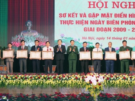 Chủ tịch Quốc hội gặp mặt điển hình thực hiện Ngày Biên phòng toàn dân