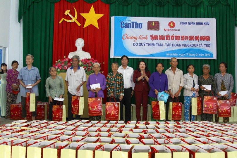 Trao 340 phần quà hỗ trợ hộ nghèo quận Ninh Kiều vui xuân, đón Tết