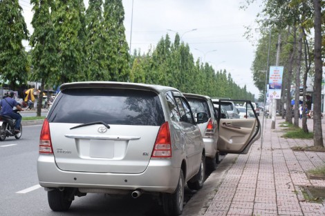 Thiếu quan sát khi mở cửa ô tô, nguy hiểm cho người đi đường