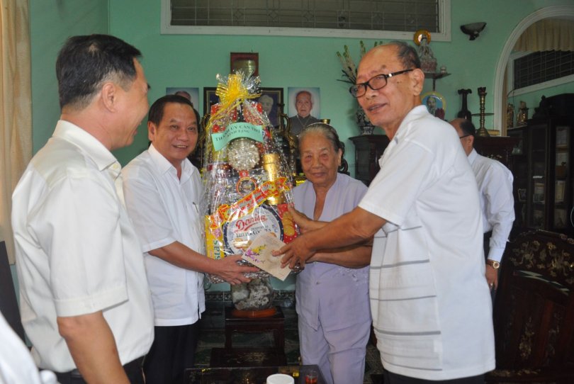 Bí thư Thành ủy chúc Tết, tặng quà nhân dịp Tết Kỷ Hợi 2019