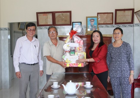 Lãnh đạo thành phố chúc tết các gia đình cán bộ hy sinh, từ trần