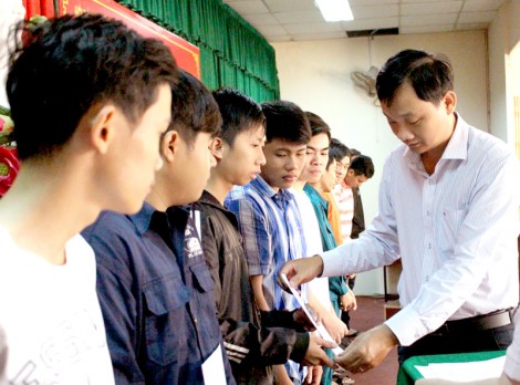 Trao lệnh gọi nhập ngũ cho 1.365 thanh niên