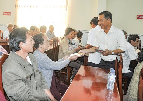 Lo Tết cho gia đình chính sách, hộ nghèo