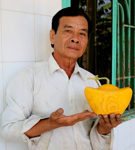 Bưởi và dưa hấu thỏi vàng “chào hàng” dịp Tết