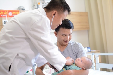 Thêm một em bé bị bệnh tim phức tạp được "tái sinh" bằng kỹ thuật mổ tim không đau
