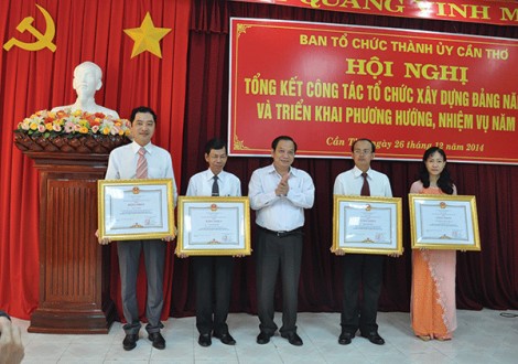 Xây dựng đội ngũ đủ phẩm chất, năng lực, uy tín ngang tầm nhiệm vụ  Bài cuối: Làm trong sạch và tinh gọn đội ngũ cán bộ