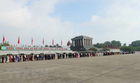 Hơn 47.000 lượt người vào Lăng viếng Chủ tịch Hồ Chí Minh dịp Tết