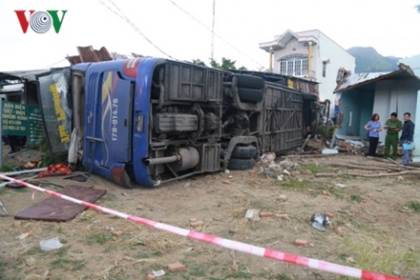 Khánh Hòa: Xe ô tô chở khách đâm vào nhà dân gây tai nạn giao thông nghiêm trọng