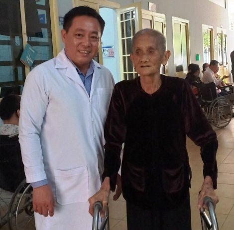 Cụ bà 99 tuổi đi lại được nhờ phẫu thuật thay khớp háng