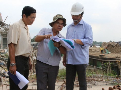 Sớm hoàn thành 2 công trình phòng chống

sạt lở, hạn chế lấn chiếm bờ sông