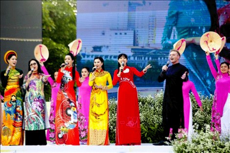Hơn 3.000 người tham gia đồng diễn áo dài Việt Nam