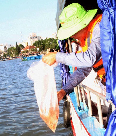 Thả cá tái tạo nguồn lợi thủy sản