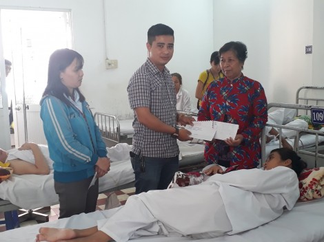 Nhiều tấm lòng giúp em Thanh Tuyền có điều kiện trị bệnh