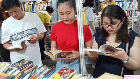 “Ðọc sách là con đường chủ yếu để phát triển bản thân”