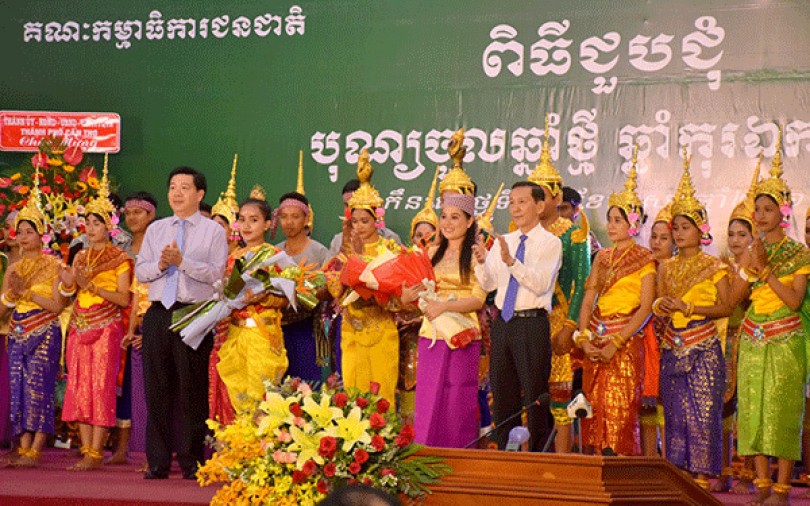 Thủ tướng Nguyễn Xuân Phúc dự họp mặt, chúc mừng đồng bào dân tộc Khmer nhân dịp Tết Chôl Chnăm Thmây
