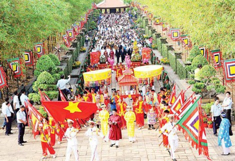 ពិ​​ធី​បុណ្យ​សែន​ខួប​បុព្វ​ក្សត្រ​ ហ៊ុង​​វឿង​