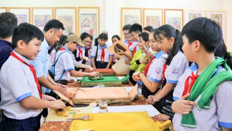 Xem tranh dân gian ở Cần Thơ