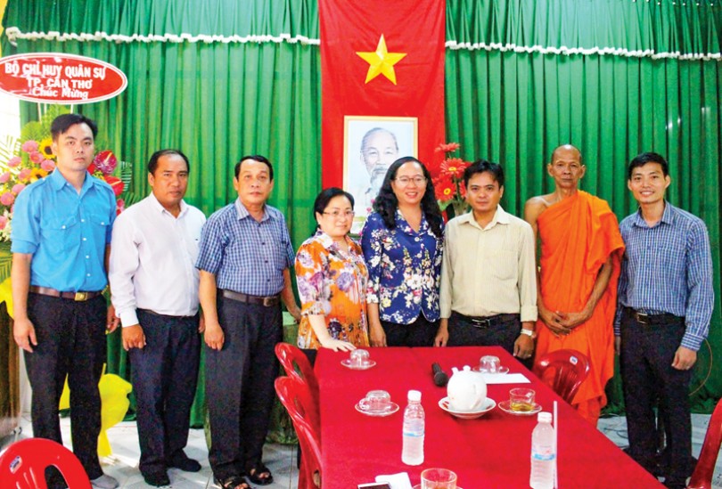 Thăm, tặng quà đồng bào Khmer nhân dịp Tết Chôl Chnăm Thmây