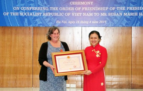 Trao Huân chương Hữu nghị tặng người phụ nữ Mỹ tích cực hỗ trợ nạn nhân da cam Việt Nam