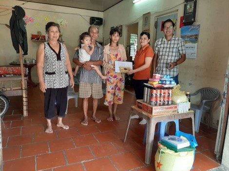 Nhóm từ thiện của chị Tuyết Lan thăm, tặng quà em Thanh Tuyền