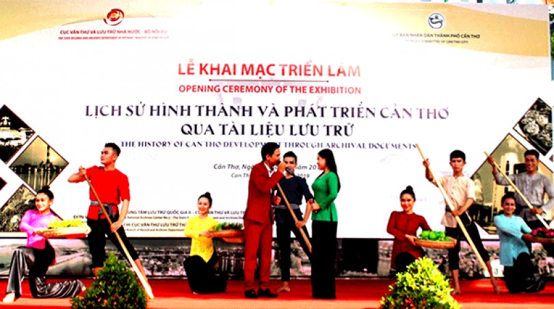 Khai mạc Triển lãm “ Lịch sử hình thành và phát triển Cần Thơ qua tài liệu lưu trữ”