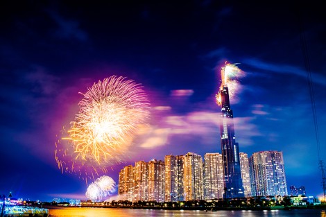 Ngắm toà nhà cao nhất Đông Nam Á rực rỡ trong đêm pháo hoa 30.4