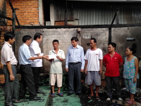 Thăm, hỗ trợ 4 gia đình bị cháy nhà