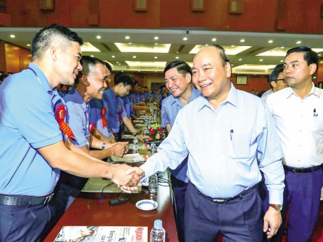 Công nhân phải phấn đấu quyết liệt

để có “nghệ tinh và thân vinh”