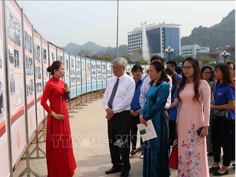 Triển lãm ảnh

“Bác Hồ với nhân dân các dân tộc Tây Bắc”