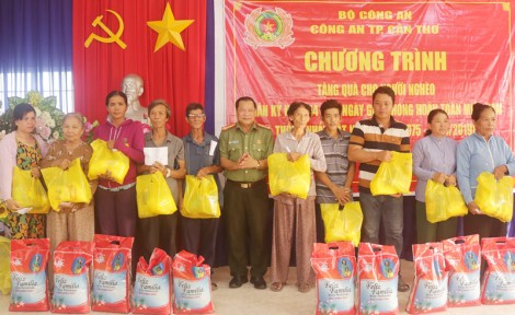 Công an TP Cần Thơ trao quà cho hộ nghèo