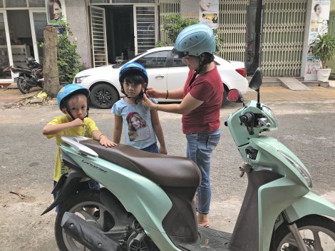 Hãy nghiêm túc đội mũ bảo hiểm cho trẻ em