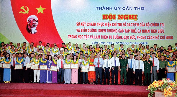 Tuyên dương, khen thưởng 54 tập thể, 75 cá nhân có thành tích xuất sắc trong học tập và làm theo Bác