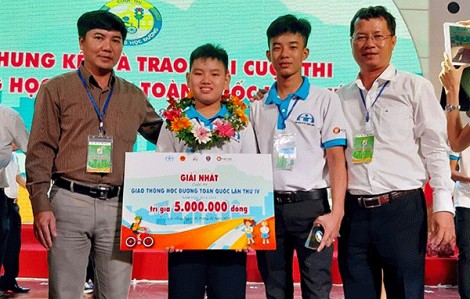 Nguyễn Mạnh Hùng xuất sắc giành giải Nhất khối THCS