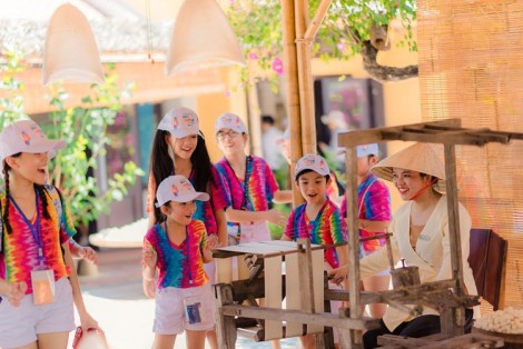 Bạn nhỏ các nước lạc lối trên đảo dân gian tại Vinpearl Land Nam Hội An